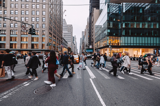 Crowd of people crossing the street in Midtown Manhattan.