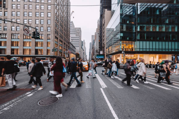 zatłoczone ulice nowego jorku na manhattanie - chmara zdjęcia i obrazy z banku zdjęć