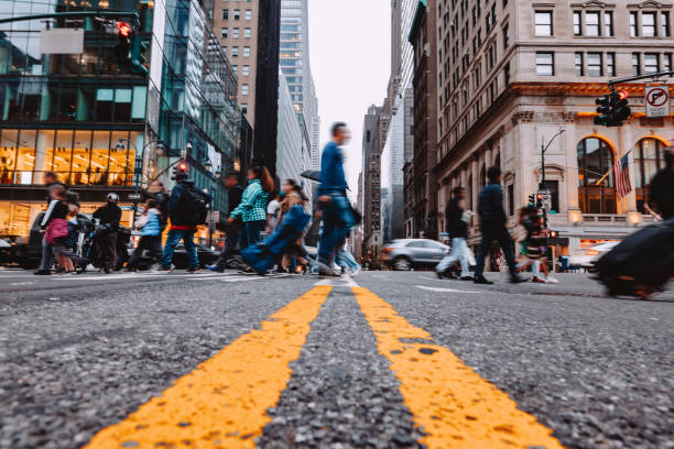 맨해튼의 붐비는 뉴욕시 거리 스톡 사진