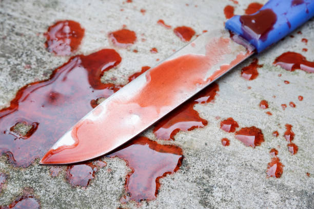 la sangre se derrama en el suelo. foto conceptual para ilustrar el suicidio y el asesinato con cuchillo - paint splashing science abstract construction fotografías e imágenes de stock