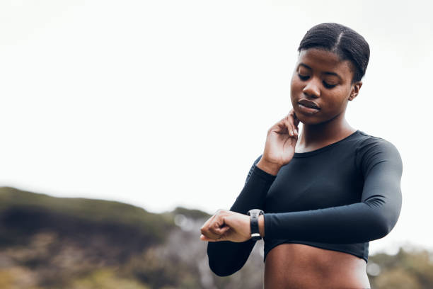 Woman, neck and heart rate for fitness, pulse and mockup space for outdoor running. Sports runner, black female athlete or check smart watch for healthy progress, exercise or monitor wellness of time mujer, cuello y frecuencia cardíaca para fitness, pulso y espacio de maqueta para correr al aire libre. corredor deportivo, atleta femenina negra o reloj inteligente para un progreso saludable, ejercicio o controlar el bienestar del tiempo