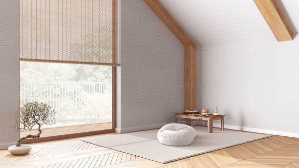 japandi-meditationsraum in weiß- und beigetönen im modernen dachgeschoss, kissen, tatami-matten und fenster. holzbalken und parkettboden. minimalistische innenarchitektur - tatami matte stock-fotos und bilder