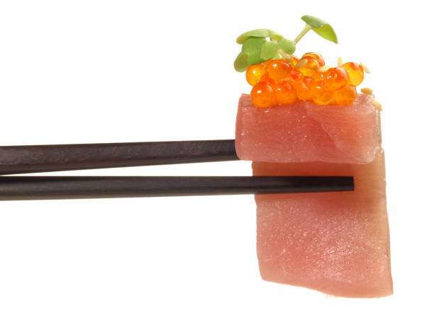 essstäbchen mit thunfisch-sashimi - isoliert - sashimi sushi salad sea stock-fotos und bilder