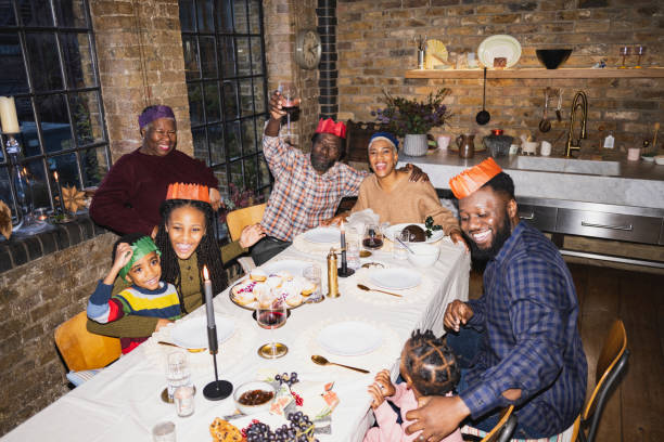британская семья празднуе�т рождество в лофт-квартире - dining table flash стоковые фото и изображения