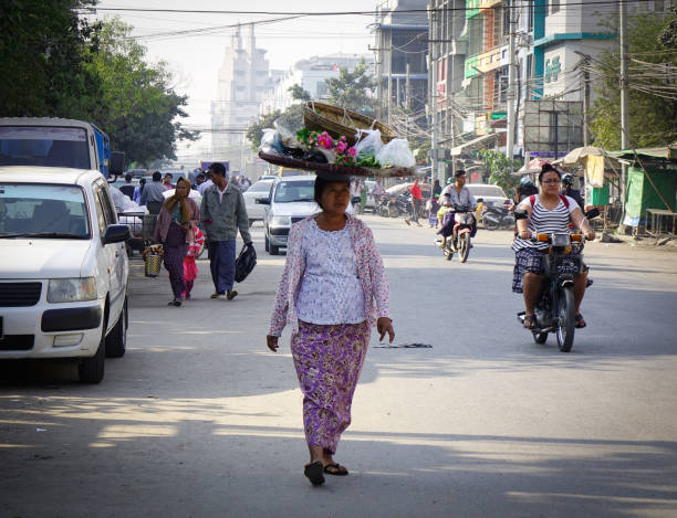 una donna che cammina sullo sreet a yangon, myanmar - late afternoon flash foto e immagini stock