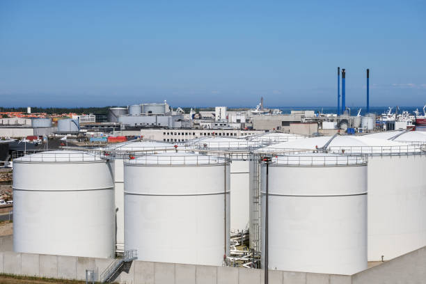 vista aérea de uma grande parte do porto industrial no norte da cidade dinamarquesa de skagen com depósitos de combustível e tanques enormes - fuel storage tank storage tank oil industry warehouse - fotografias e filmes do acervo