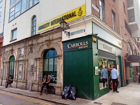 Hostelpoint Brighton in East Sussex, England, a female-only dormitory, with a falafel van outside