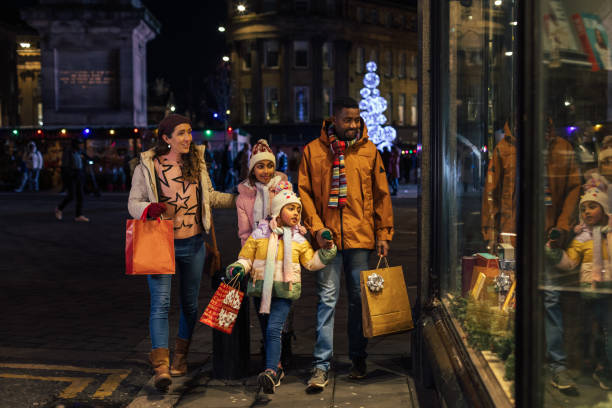 istock Family Fun Christmas Shopping 1614446915