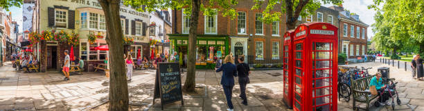 persone nella graziosa piazza della città richmond sul tamigi panorama londra - telephone booth telephone panoramic red foto e immagini stock