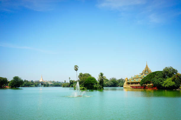 カラウェイクホール、カンドージー湖の宮殿 - shwedagon pagoda 写真 ストックフォトと画像