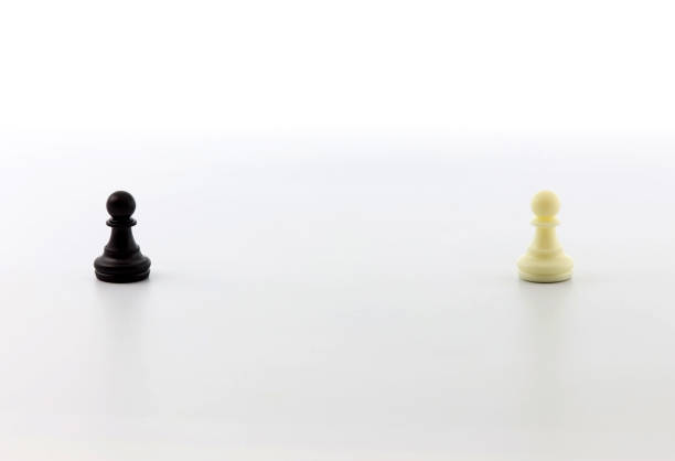 czarny pionek szachowy zwrócony twarzą do białego. - imbalance chess fighting conflict zdjęcia i obrazy z banku zdjęć