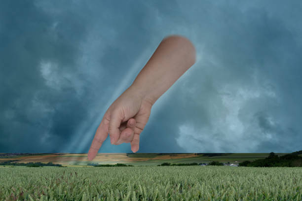 female hand points with index finger, dramatic thunderstorm sky with dark clouds, concept God's punishment, retribution for sins, global warming problem, natural disasters, hurricane, typhoon, storm la mano femenina señala con el dedo índice, dramático cielo de tormenta eléctrica con nubes oscuras, concepto el castigo de dios, retribución por los pecados, problema del calentamiento global, desastres naturales, huracán, tifón, tormenta