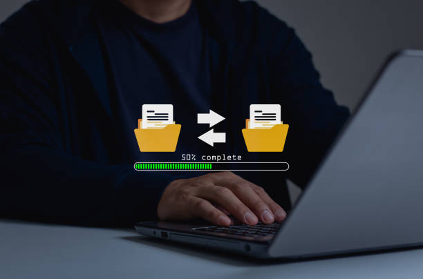 Transfer files data system relocation concept. Data transfer through cloud technology Exchange data with modern internet technology that is fast and secure Internal document backup on online database concepto de reubicación del sistema de datos de transferencia de archivos. transferencia de datos a través de la tecnología en la nube intercambie datos con tecnología moderna de internet que es rápida y segura copia de seguridad interna de documentos
