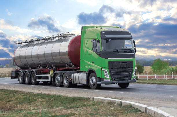 lkw mit lebensmitteltankwagen bewegt sich entlang der straße - truck fuel tanker semi truck milk tanker stock-fotos und bilder