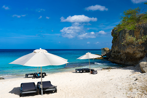 Lounge chairs and umbrellas on Kleine Knip / Playa Kenepa , beach, Curacao
