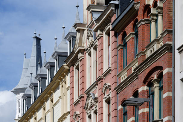 fotografii de stoc, fotografii și imagini scutite de redevențe cu frumoase fațade istoriciste pastelate ornamentate cu oriel și turnulețe - clădire istorică