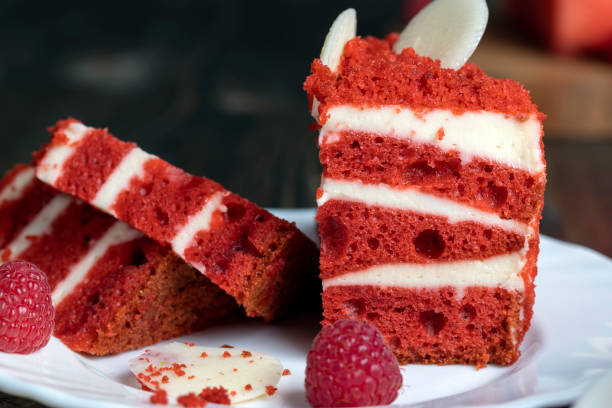 ラズベリー風味の甘い赤いケーキ