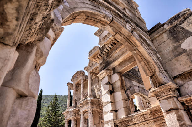 la antigua biblioteca restaurada en las ruinas de éfeso, turquía - ancient greece mediterranean turkey izmir turkey fotografías e imágenes de stock