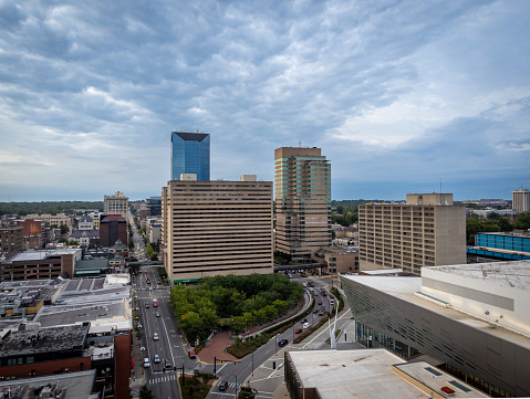 Traffic movement encircling Triangle Park within the downtown region of Lexington, KY, a city situated in the American Midwest.