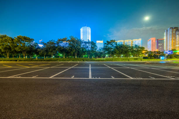 aparcamiento vacío con fondo del espacio del centro de la ciudad - highway asphalt road empty fotografías e imágenes de stock