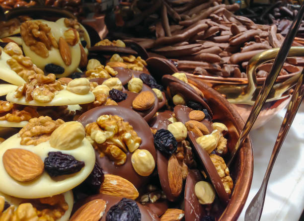 pentole piene di cioccolatini con castagne - chocolate almond foods and drinks white chocolate foto e immagini stock