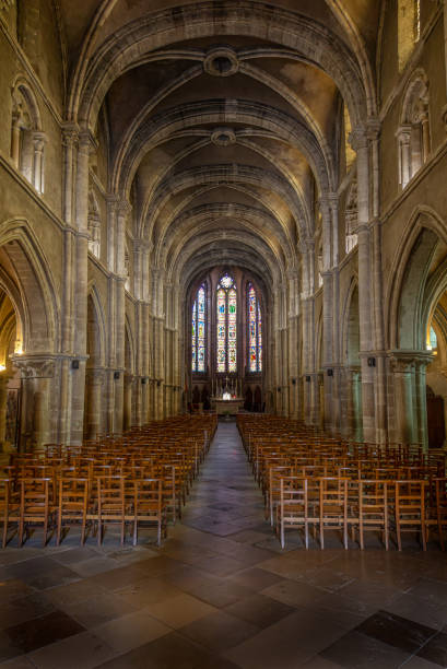 schöne alte basilika mit dem namen "basilica-saint maurice" - spinal stock-fotos und bilder