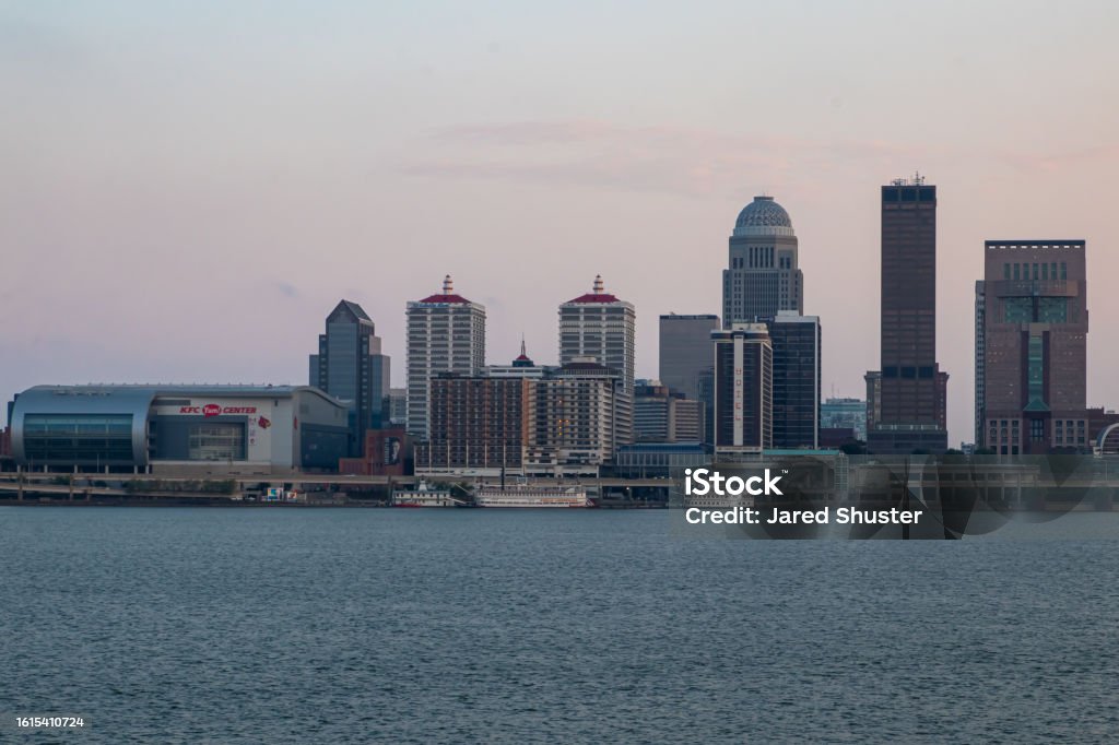 Louisvillen keskustan siluetti - Rojaltivapaa avainsanalla Ei ihmisiä ja tyyppiä Kuvapankin valokuva Louisvillen keskustan siluetti - Rojaltivapaa avainsanalla Ei ihmisiä ja tyyppiä Kuvapankin valokuva