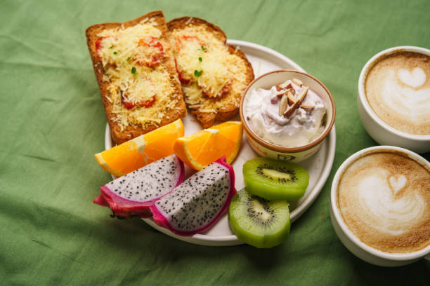 petit déjeuner toast avec fromage et tomates, fruits, yaourt. - fruit du dragon petit dejeuner photos et images de collection