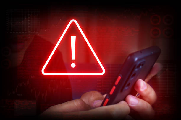 Warning notification, Businessman or User with spam message icon on mobile phone, Triangle caution warning sign red for notification error and maintenance concept, warning sign exclamation. notificación de advertencia, empresario o usuario con icono de mensaje de spam en el teléfono móvil, señal de advertencia de precaución de triángulo roja para error de notificación y concepto de mantenimiento, señal de advertencia exclamación.