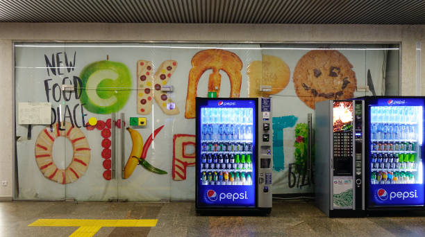 러시아 상트페테르부르크의 자판기 - vending machine machine soda selling 뉴스 사진 이미지