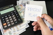papiernotiz-mit-text-geschrieben-pension-plan-taschenrechner-stift.jpg?b=1&s=170x170&k=20&c=-r93bT8hOPJV-kM6phwQvjQPCG6fl0K1chEpFKkrr3o=