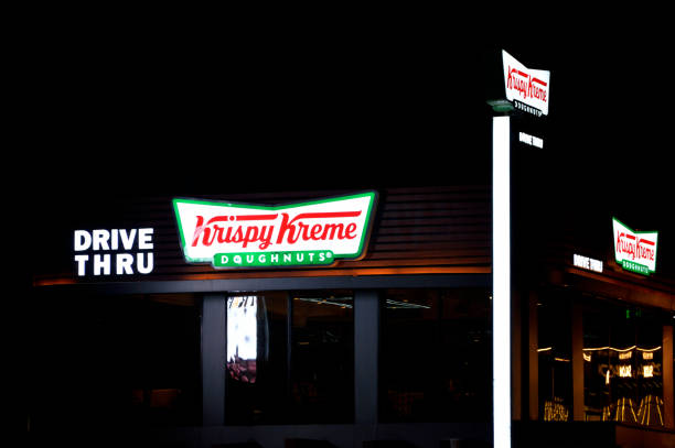 krispy kreme, inc., anteriormente krispy kreme doughnuts, inc., una compañía multinacional estadounidense de donas y cadena de cafeterías, fundada por vernon rudolph (19151973) - krispy kreme fotografías e imágenes de stock