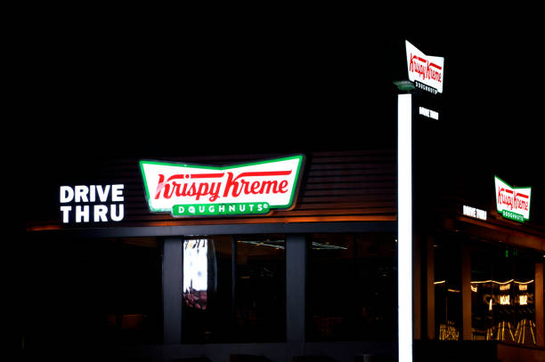 krispy kreme, inc., anciennement krispy kreme doughnuts, inc., une multinationale américaine de beignets et une chaîne de cafés, fondée par vernon rudolph (19151973) - krispy kreme photos et images de collection