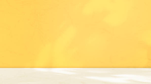黄色いスタジオルームの背景、壁紙の床テーブル製品に影の葉 夏の熱帯化粧品、抽象的なグランジコンクリートプラットフォーム空のシーンゴールドロフトキッチン3dミニマル、空白のグラ� - 1477 ストックフォトと画像