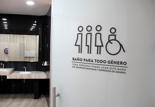 Sign of inclusive bathrooms for all genders in Spanish with the intention of combating discrimination against trans, people with disabilities