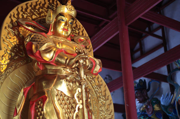 statue de bouddha dorée dans un temple chinois - bodhgaya architecture image human age photos et images de collection