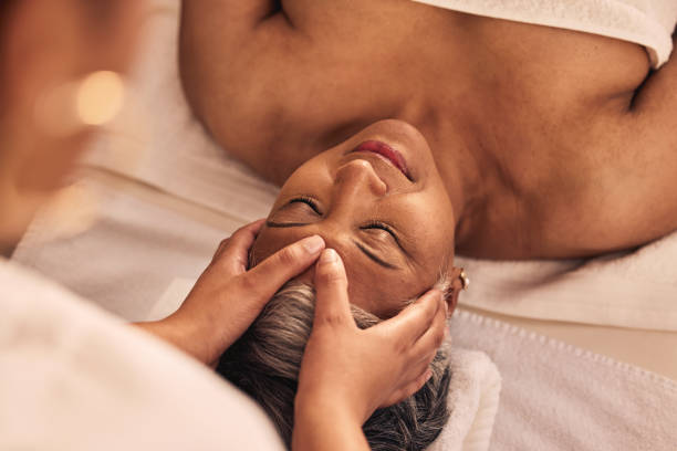 mujer, relax y spa para masaje de cabeza, desintoxicación del cuidado de la piel o terapia zen holística en el salón de belleza desde arriba. cara, cliente femenina tranquila y madura en el centro de bienestar para reiki, paz o acupresión facial - head massage massaging facial massage beautician fotografías e imágenes de stock