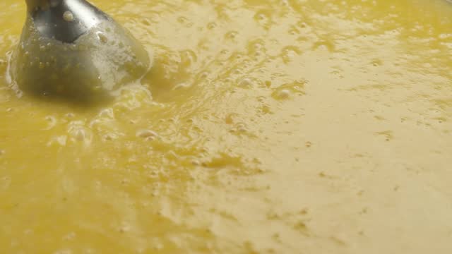 Blender grinds for making soup puree