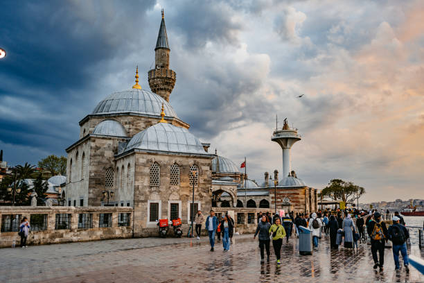 moschea di mihrimah sultan nel distretto di uskudar a istanbul - entrance door old ancient foto e immagini stock