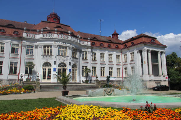 karlovy vary, repubblica ceca - 10 agosto 2023: il famoso bagno e piscina spa no.5 elizabeth nei frutteti di smetana - physical therapy hydrotherapy swimming healthcare and medicine foto e immagini stock