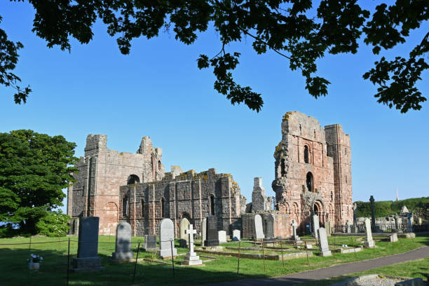 lindisfarne priory und kirchhof, heilige insel, england - northumberland england lindisfarne northeastern england england stock-fotos und bilder