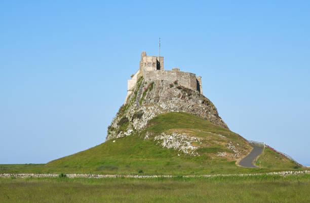 lindisfarne castle (northumberland) ist eines der berühmtesten wahrzeichen großbritanniens - northumberland england lindisfarne northeastern england england stock-fotos und bilder