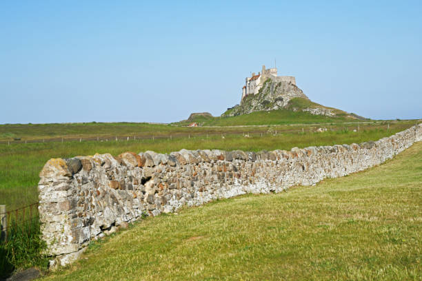 lindisfarne castle (northumberland) ist eines der berühmtesten wahrzeichen großbritanniens - northumberland england lindisfarne northeastern england england stock-fotos und bilder