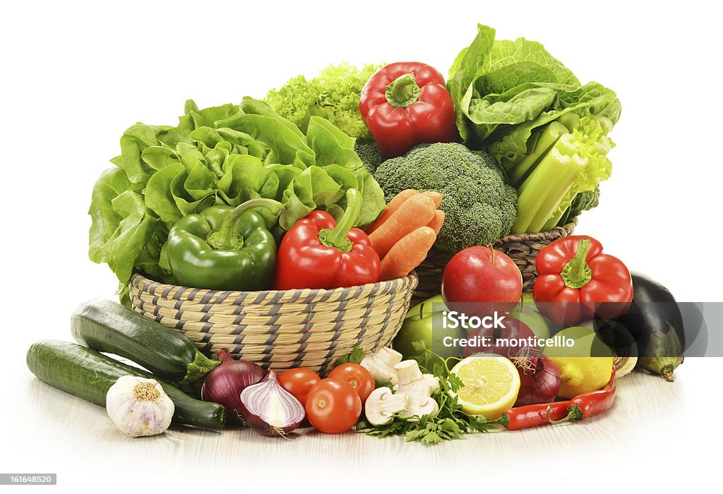 Composição com variedade de produtos hortícolas, isolado no branco Cru - Royalty-free Alface Foto de stock