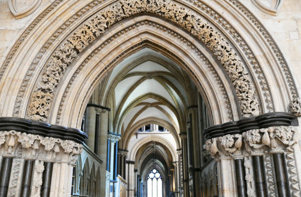 detalle del arco intrincadamente decorado en la catedral de lincoln, lincolnshire, inglaterra - iluminación de techo abovedado fotografías e imágenes de stock