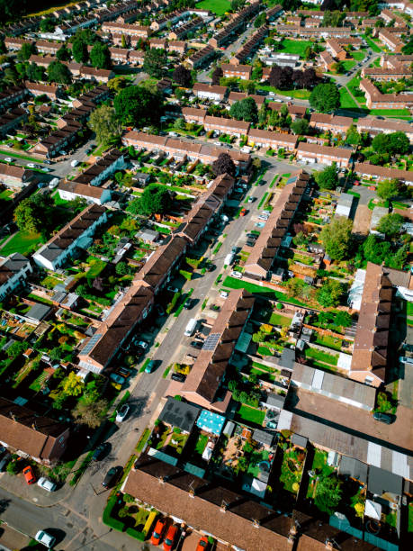 vista aerea delle strade delle case a schiera nel sud-est dell'inghilterra, regno unito - southeast england foto e immagini stock