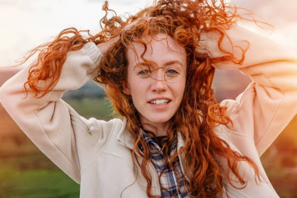 glückliche frau, die das ziel erreicht und selfie macht, sich bei sonnenuntergang auf dem gipfel des berges per telefon unterhält. reisen lebensstil verschiedene gefühle und emotionen konzept, der nationalpark peak district - toll free audio stock-fotos und bilder