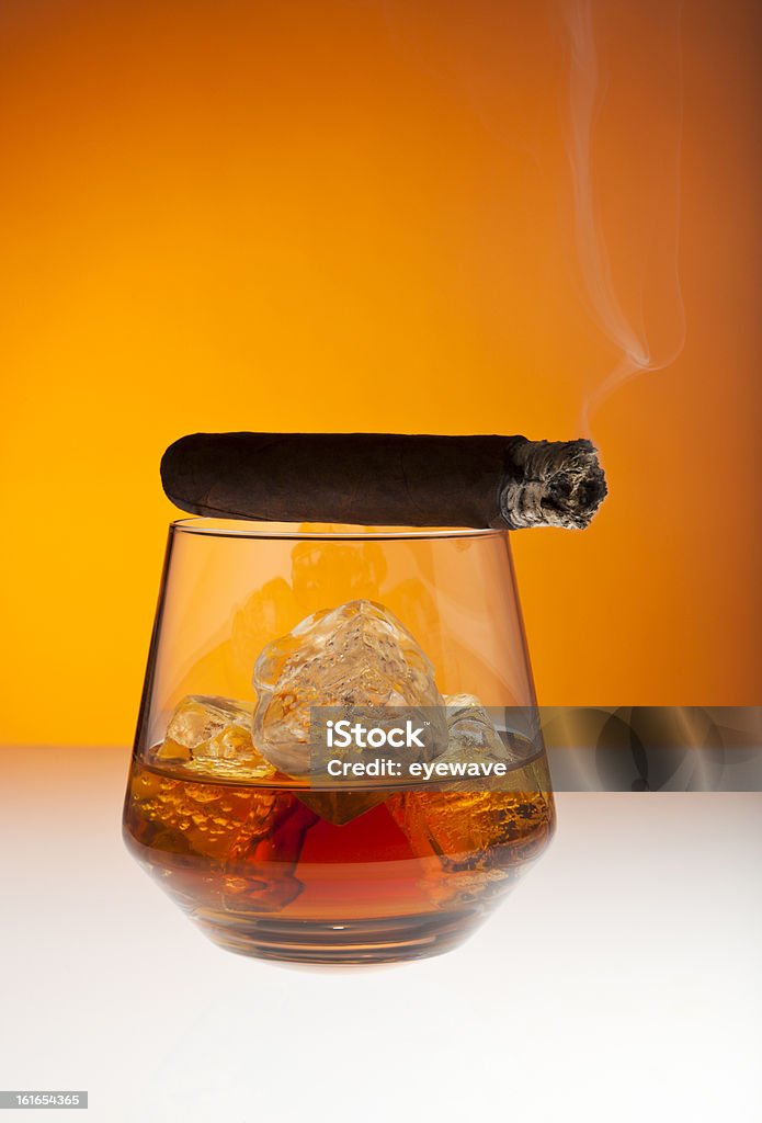 Whisky i cygara - Zbiór zdjęć royalty-free (Alkohol - napój)