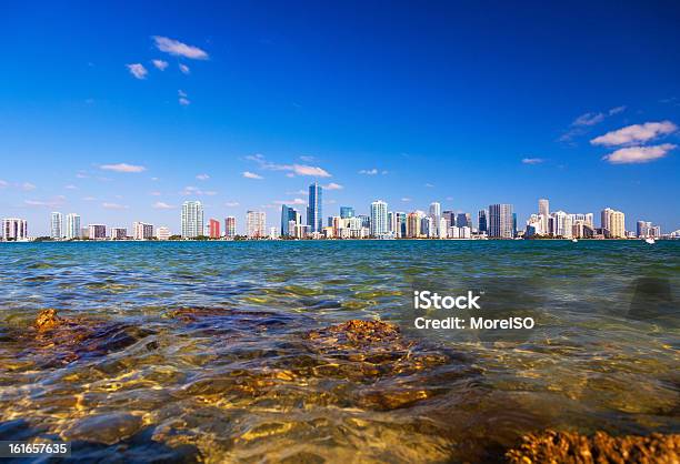 Miami Skyline - zdjęcia stockowe i więcej obrazów Bez ludzi - Bez ludzi, Bezchmurne niebo, Duża grupa obiektów