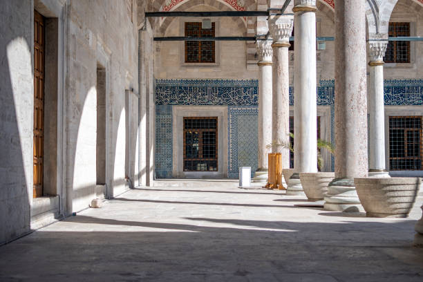 yeni cami em dia ensolarado, istambul, turquia - mosque europe part of day - fotografias e filmes do acervo